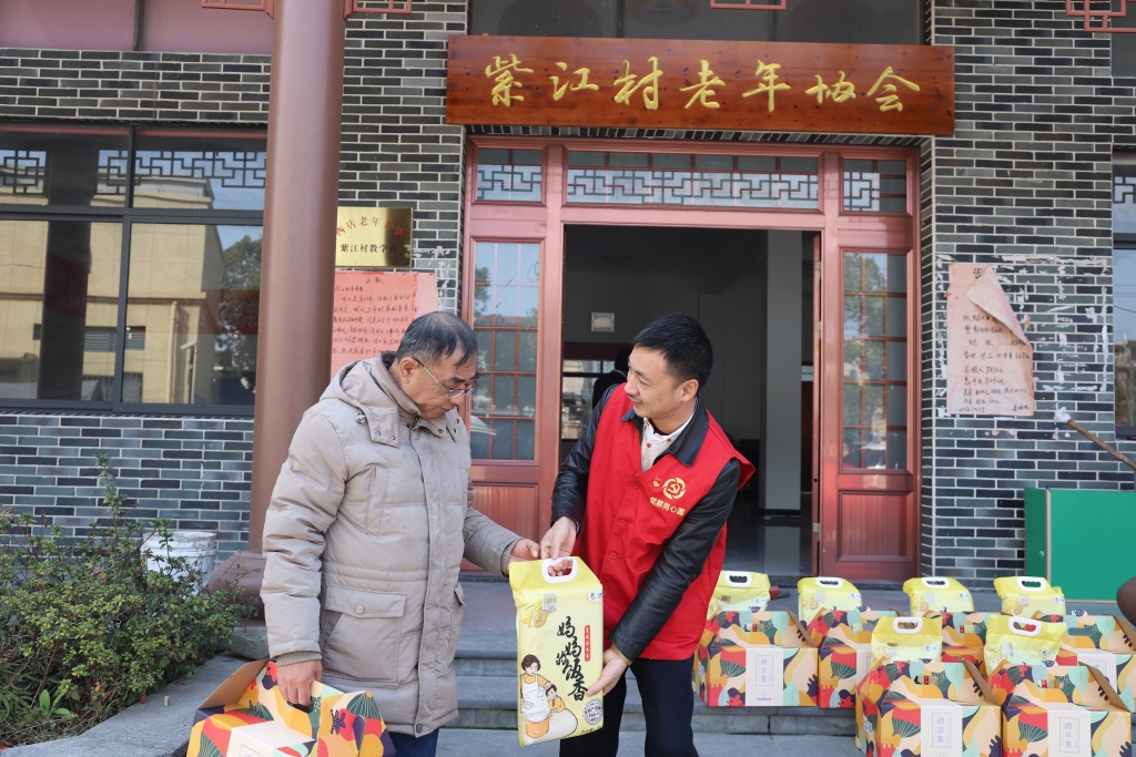 暖春意，，，，，，，敬老情-ylg060net永利娱高多年坚持慰问孤寡老人